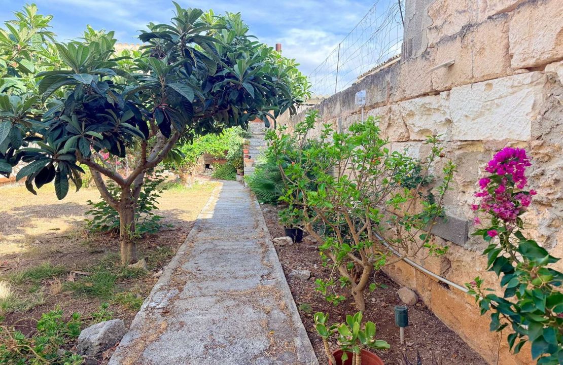 Casa de pueblo con jardín y casa de invitados en Sa Pobla en venta